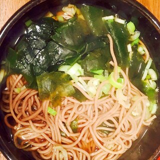 ワカメと長ネギ入りの温蕎麦